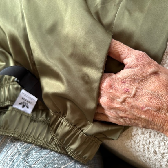 🌟🌟HOST PICK🌟🌟. ADIDAS WIND PANT XSM NWOT. GREEN COLOR - Picture 8 of 9